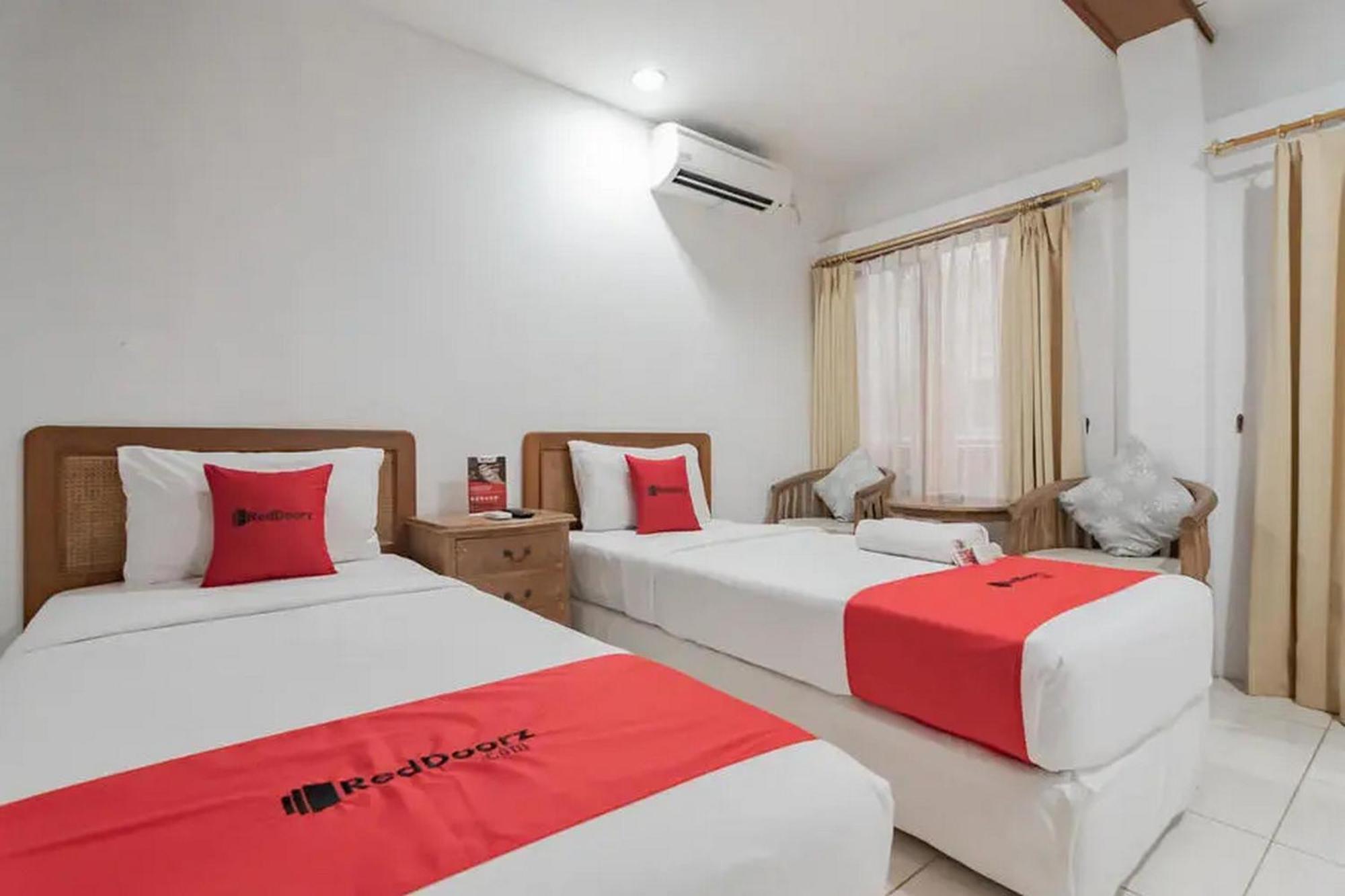Reddoorz At Arwiga Hotel Near Rs Hasan Sadikin Bandung Exteriör bild