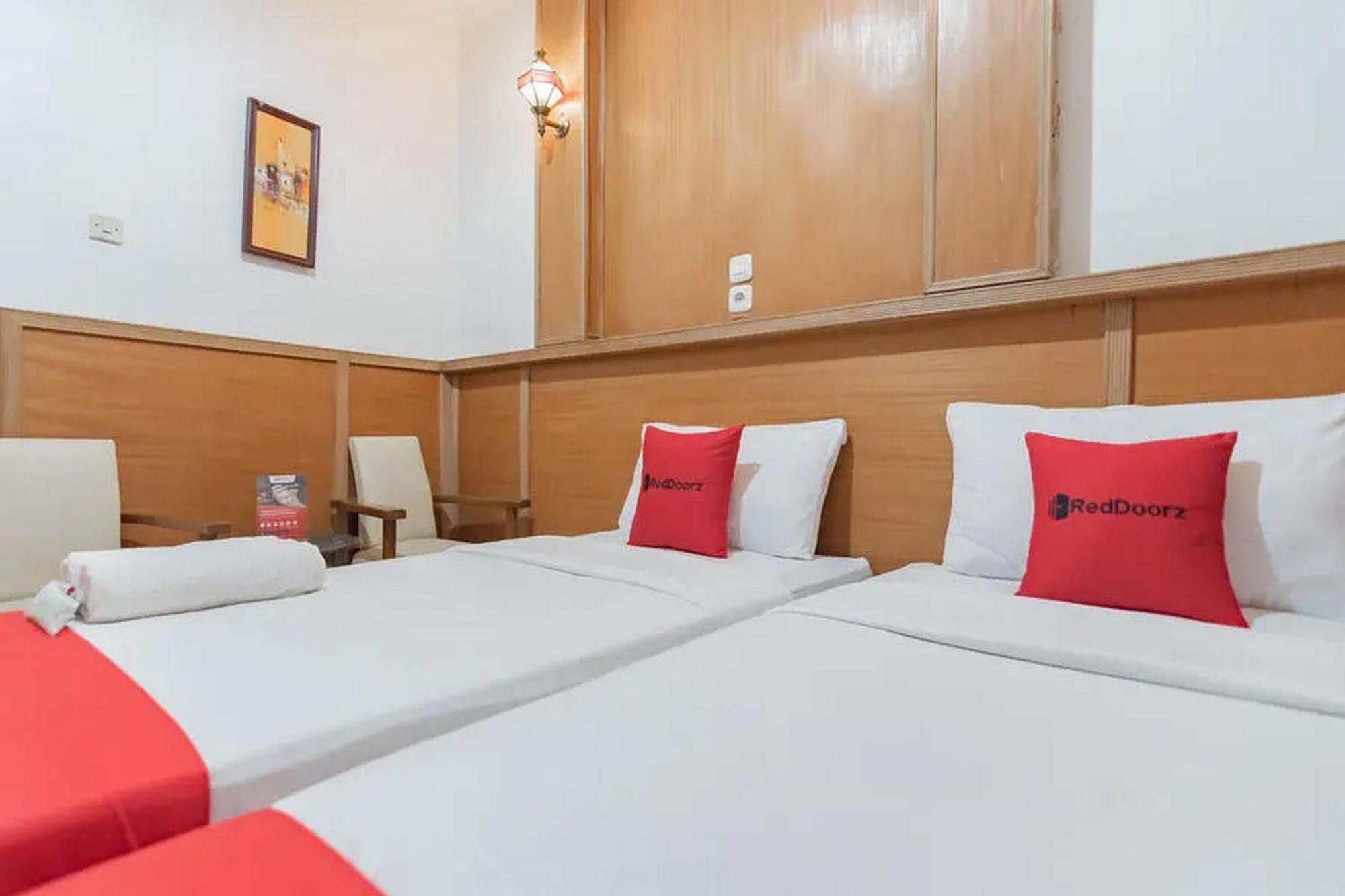 Reddoorz At Arwiga Hotel Near Rs Hasan Sadikin Bandung Exteriör bild